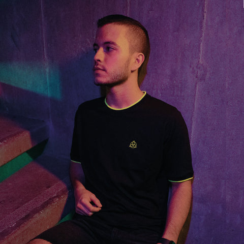 camiseta negra con detalles en verde neón para hombre